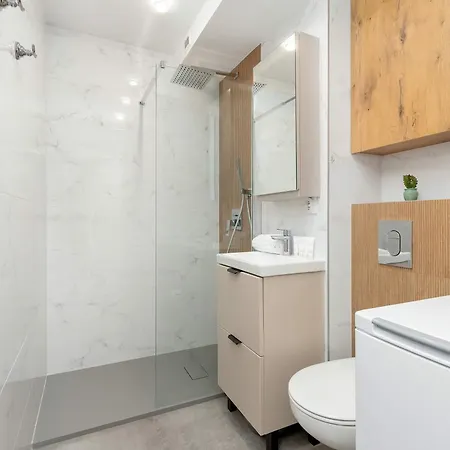 Bright & Modern With Balcony And Seaview By Renters