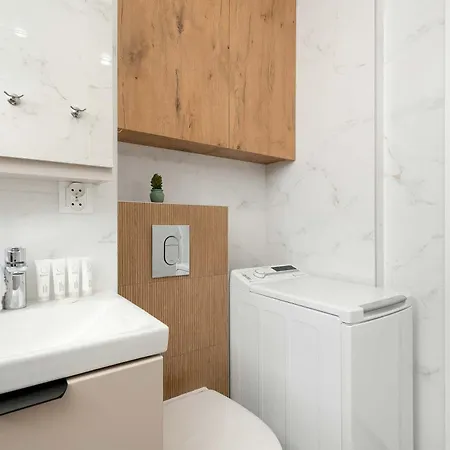 Bright & Modern With Balcony And Seaview By Renters 公寓 *